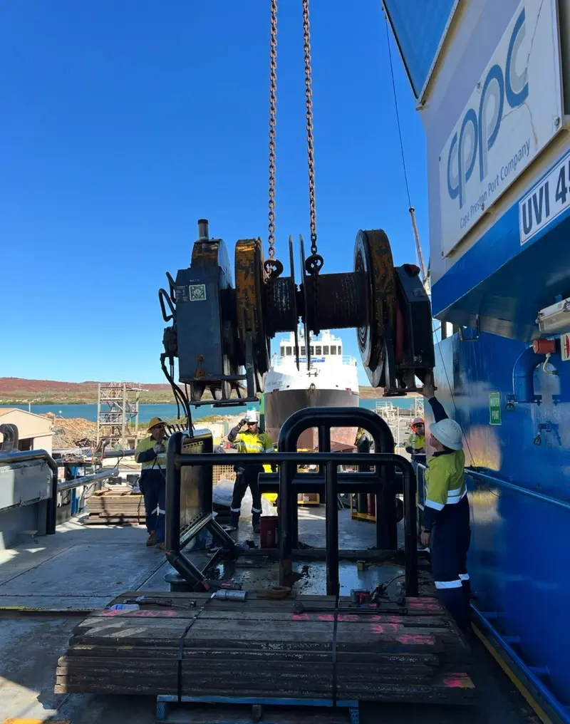 Heavy rigging and winch equipment lifting on-site